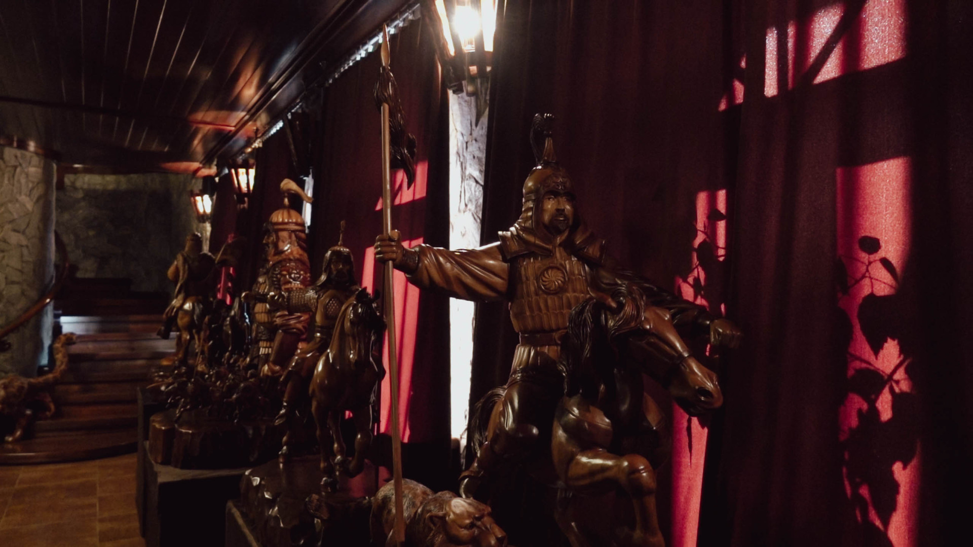 Скульптуры ханов. Дом-музей со скульптурами из дерева в Усть-Каменогорске