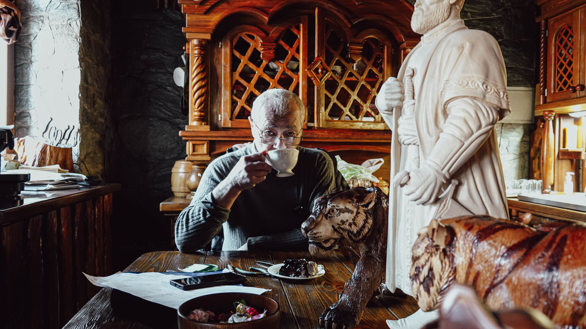 Юрий Костанянц пьет чай. Дом-музей со скульптурами из дерева в Усть-Каменогорске