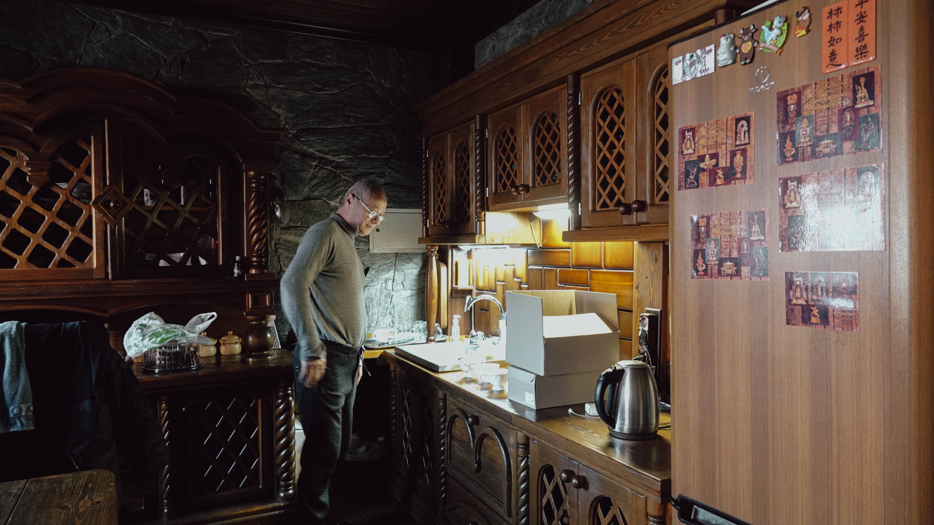 Юрий Костанянц на кухне своего дома-музея, Усть-Каменогорск