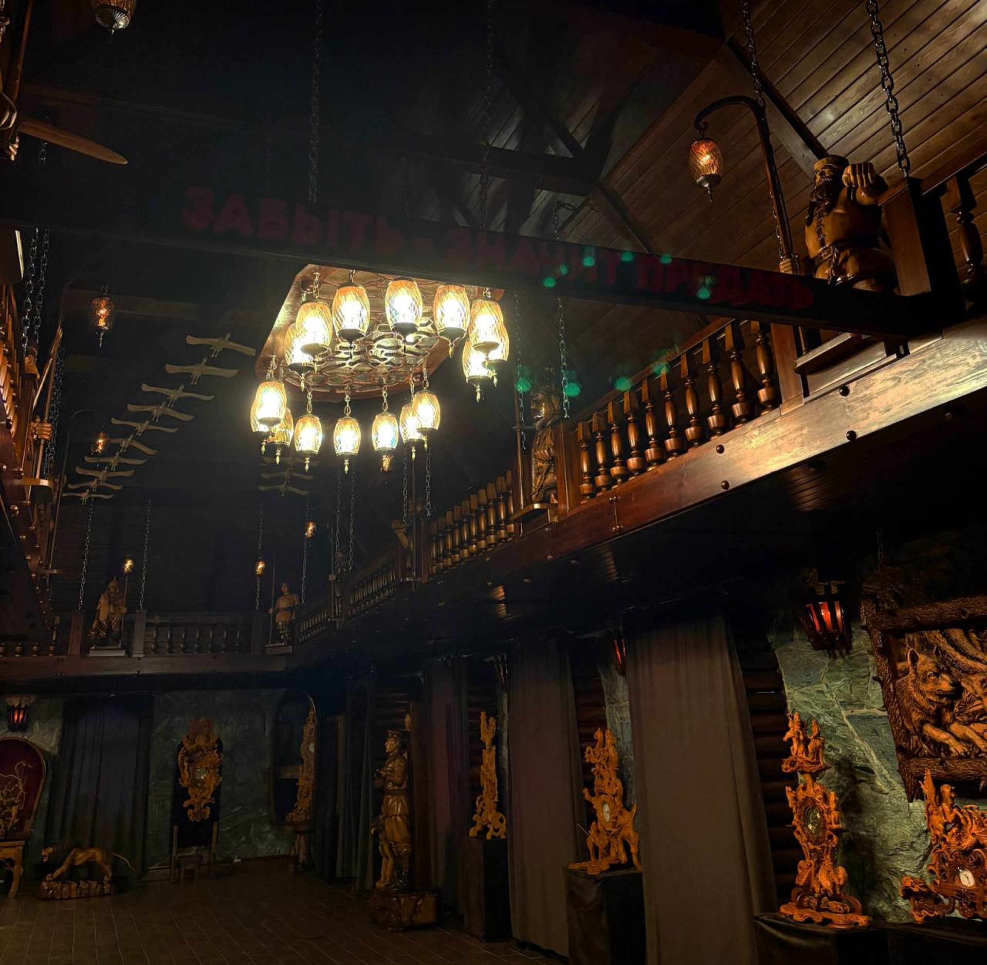 Надпись "Забыть — значит предать" на балке. Дом-музей со скульптурами из дерева в Усть-Каменогорске