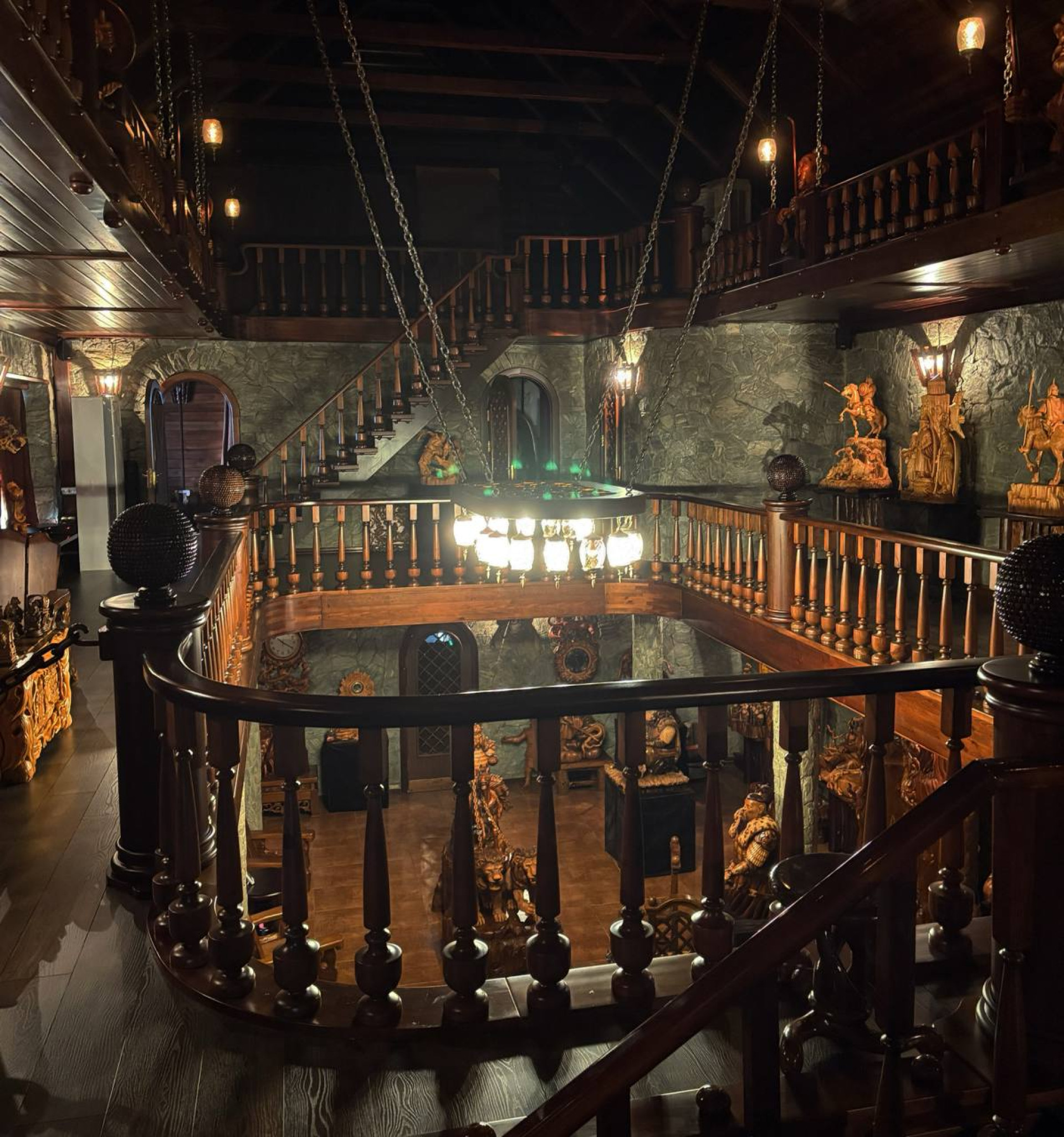 Внутри дома-музея со скульптурами из дерева в Усть-Каменогорске