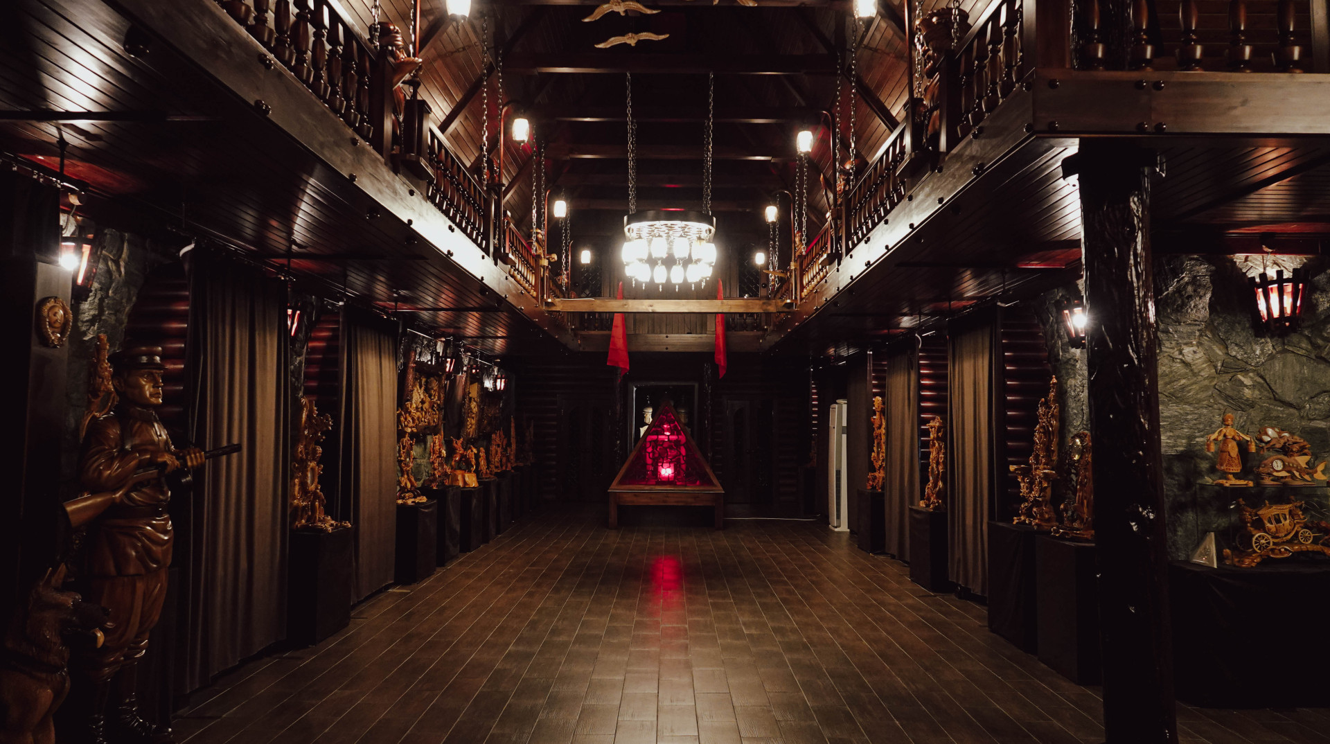 Зал истории Казахстана в доме-музее со скульптурами из дерева в Усть-Каменогорске