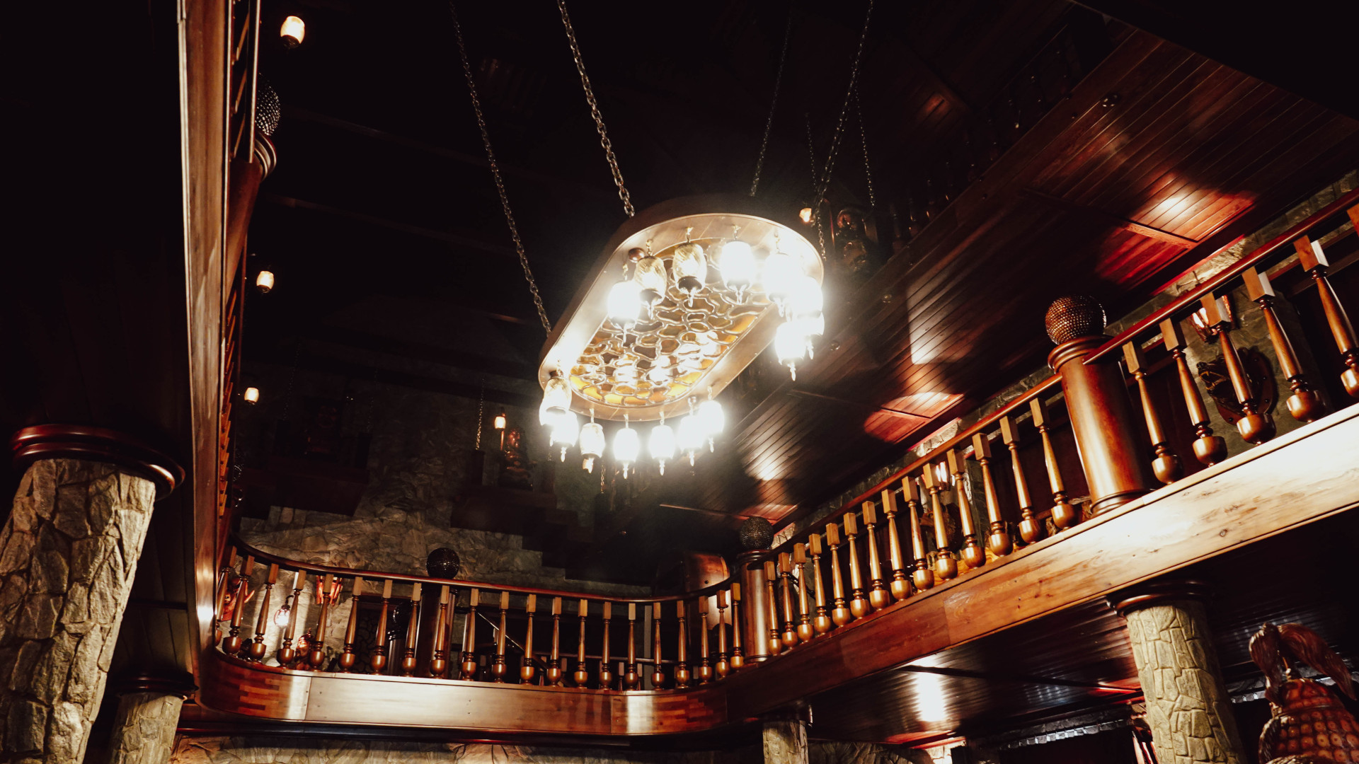 Люстры и балконы, дом-музей со скульптурами из дерева в Усть-Каменогорске