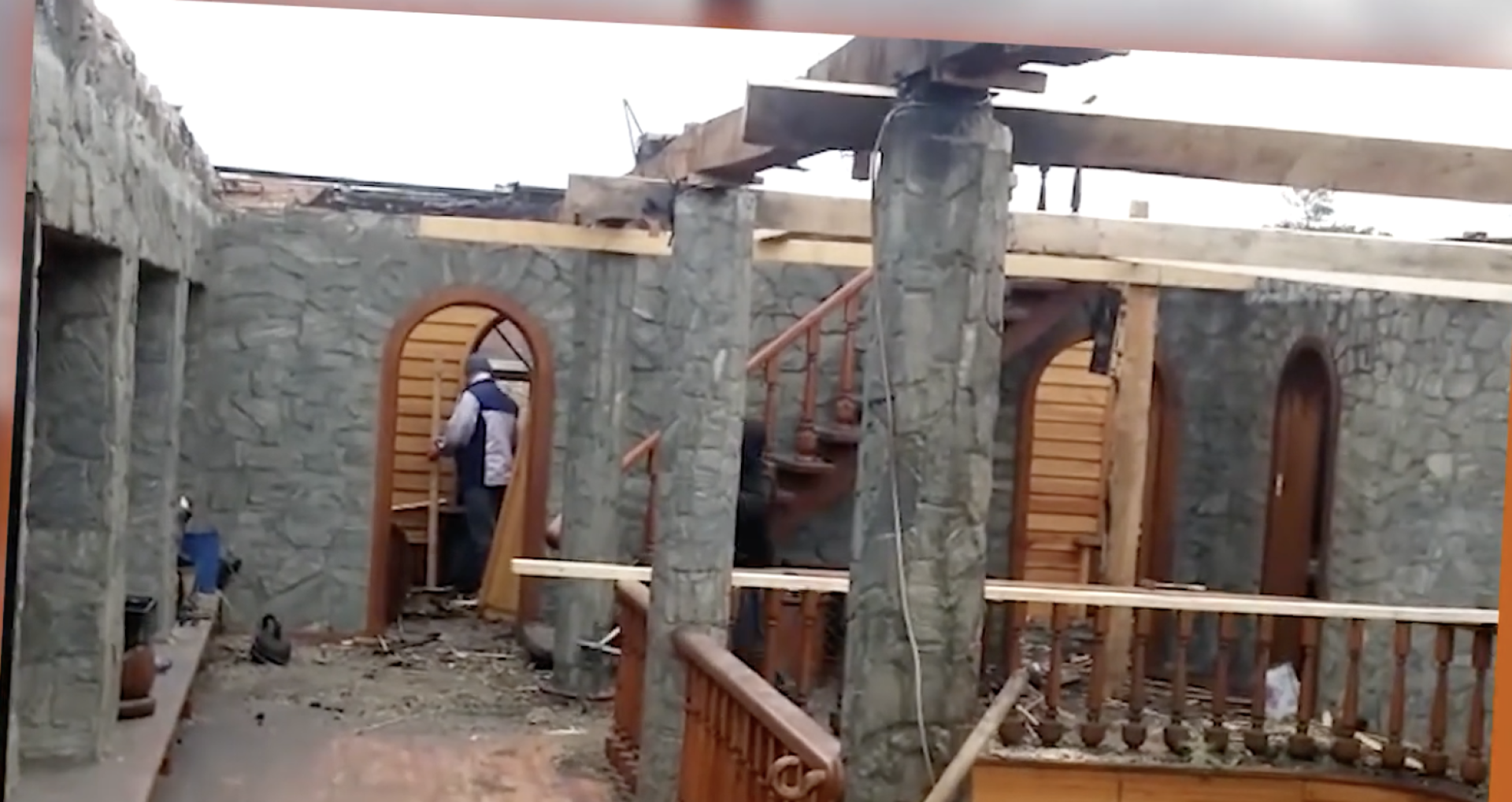 Последствия пожара в доме-музее деревянных скульптур в Усть-Каменогорске. Кадр из видео канала "Алтай — дело тонкое"