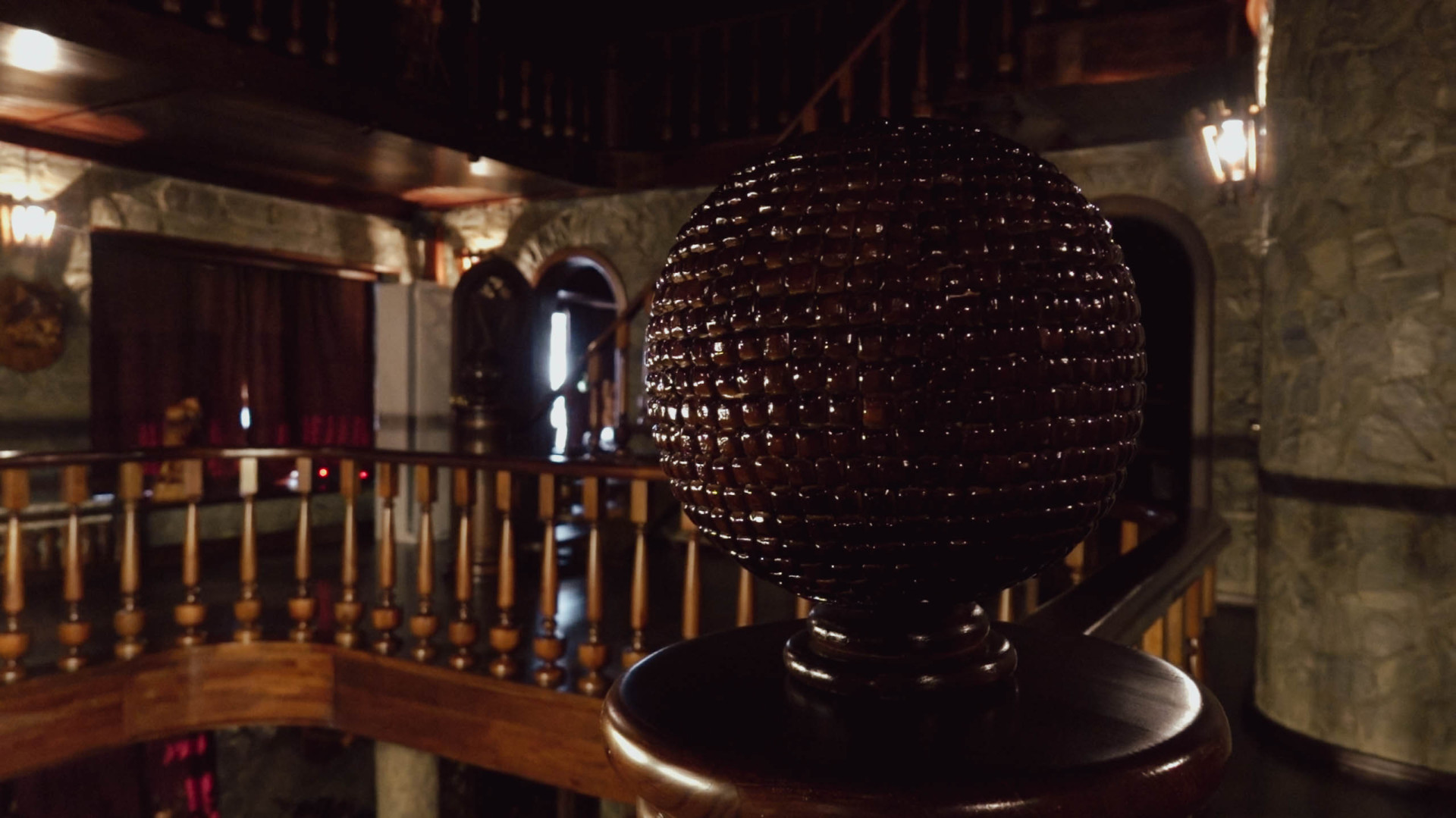 Отделка лестницы в доме-музее со скульптурами из дерева в Усть-Каменогорске