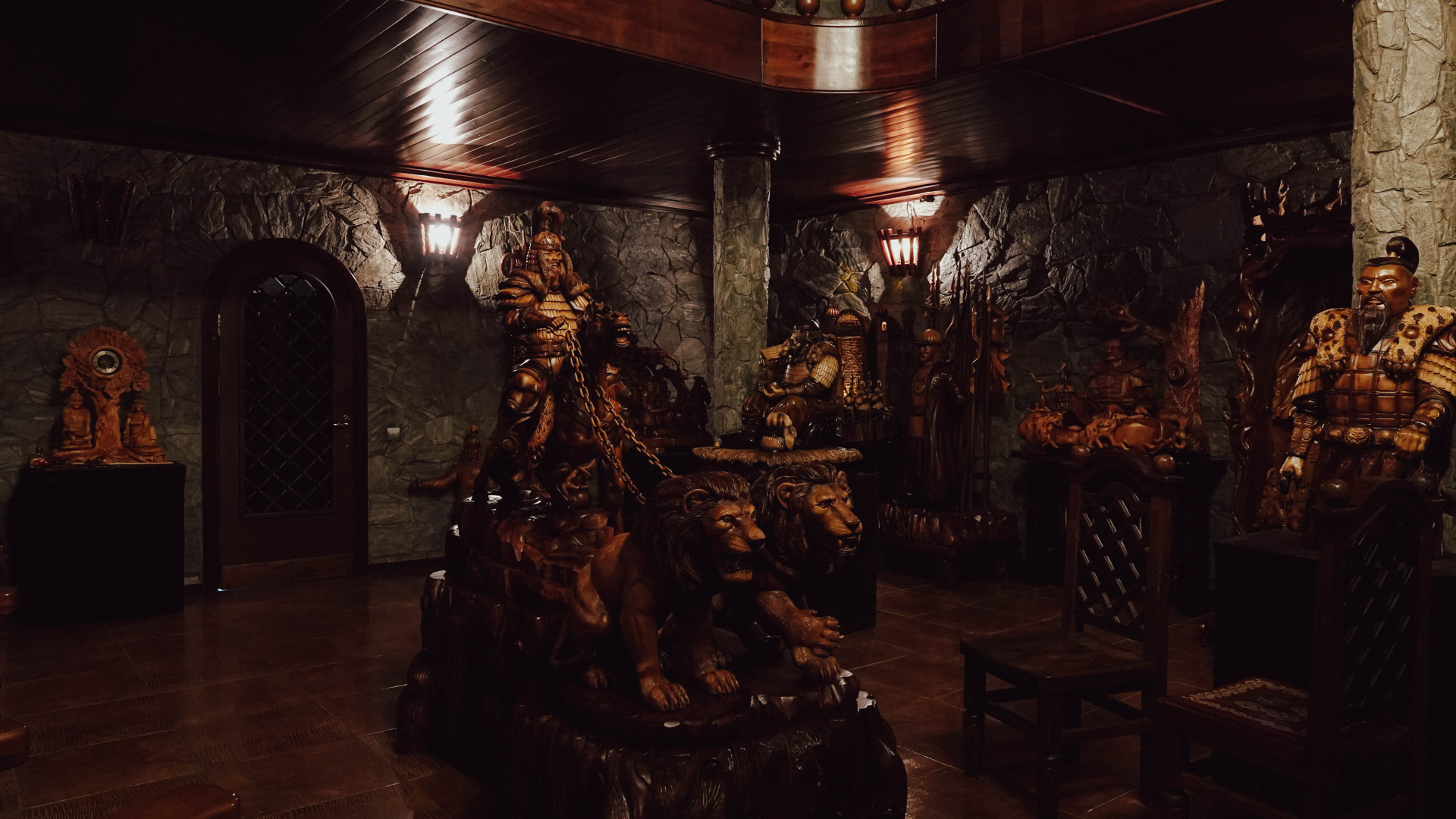 Скульптура из дерева в доме-музее в Усть-Каменогорске