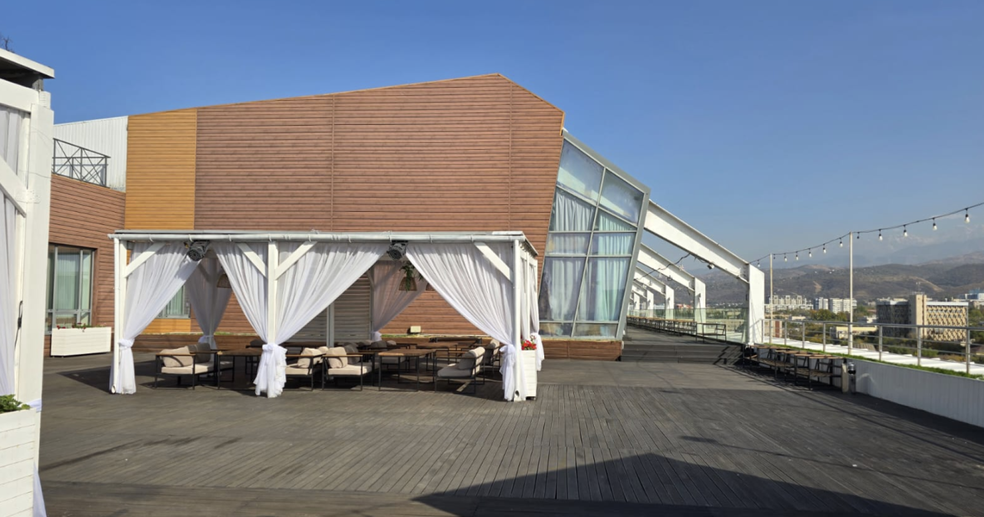 Крыша Kaisar Plaza в Алматы