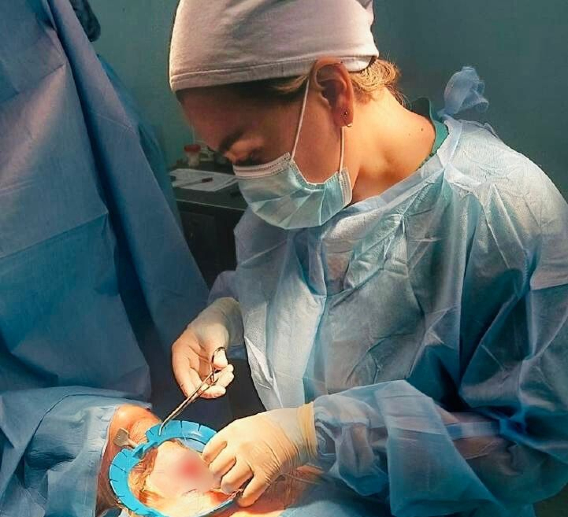 Хирург Ботагоз Каукенова во время операции