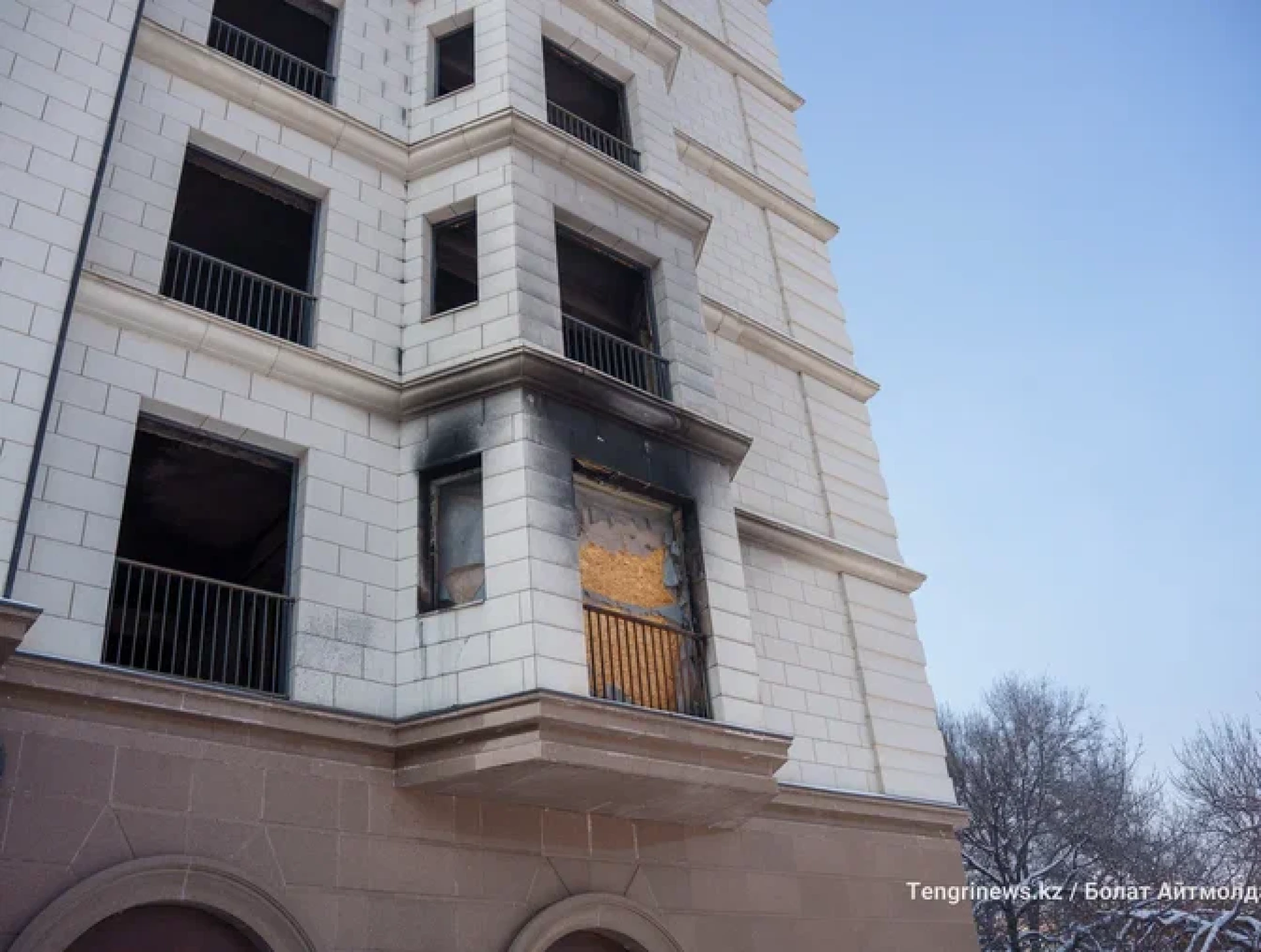 Выбитые окна в бывшем отеле Кайрата Сатыбалды