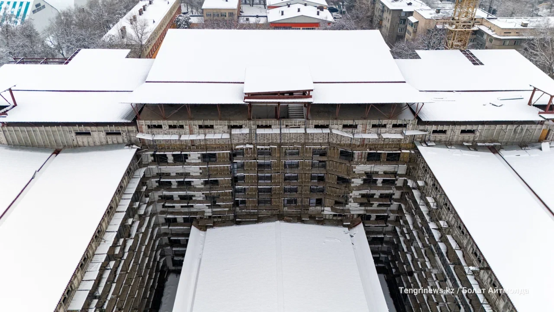 Долгострой; здание суда в Алматы, фото со стороны двора, с дрона