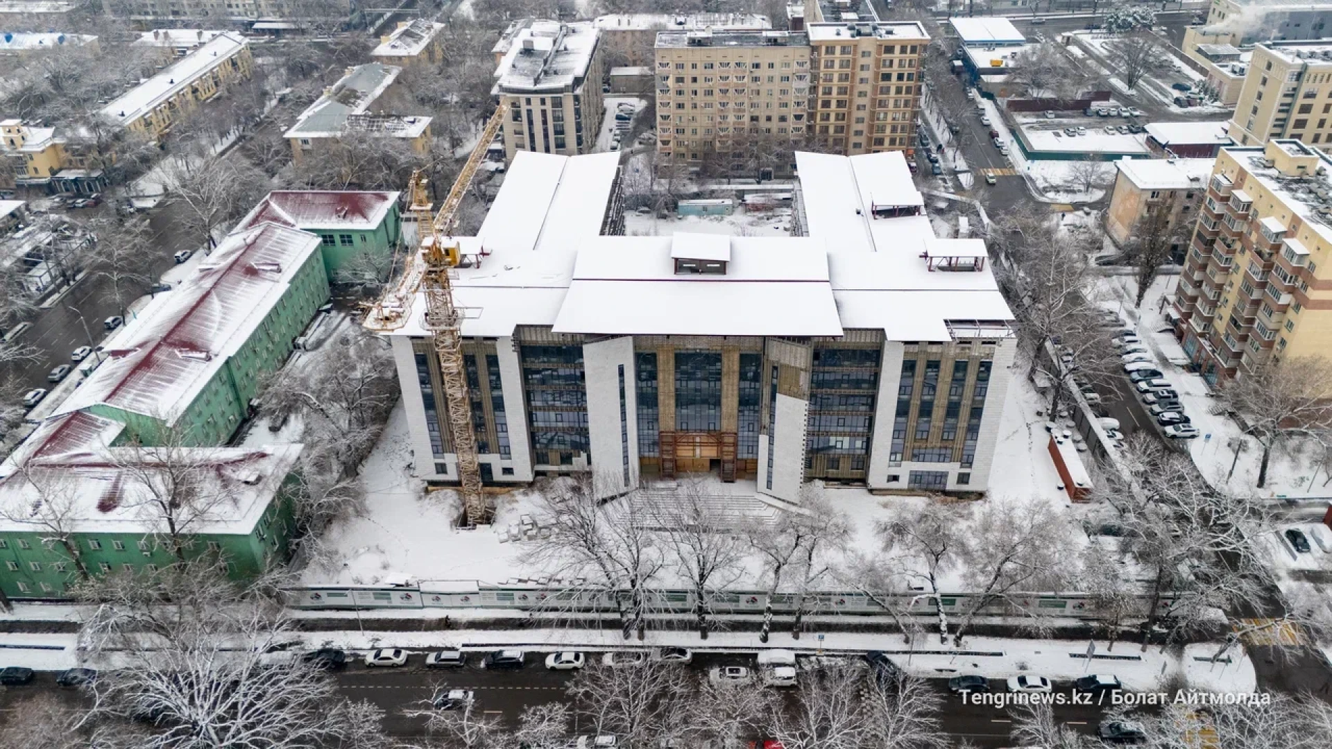 Долгострой: здание суда в Алматы, парадный фасад, фото с дрона