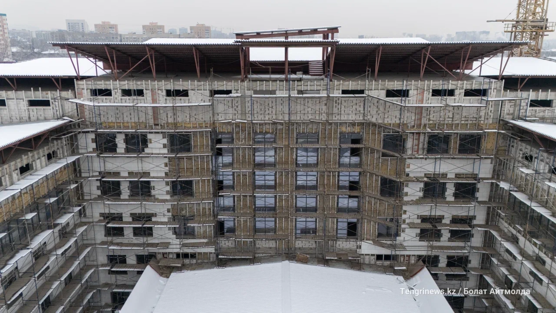 Долгострой; здание суда в Алматы, фото со стороны двора