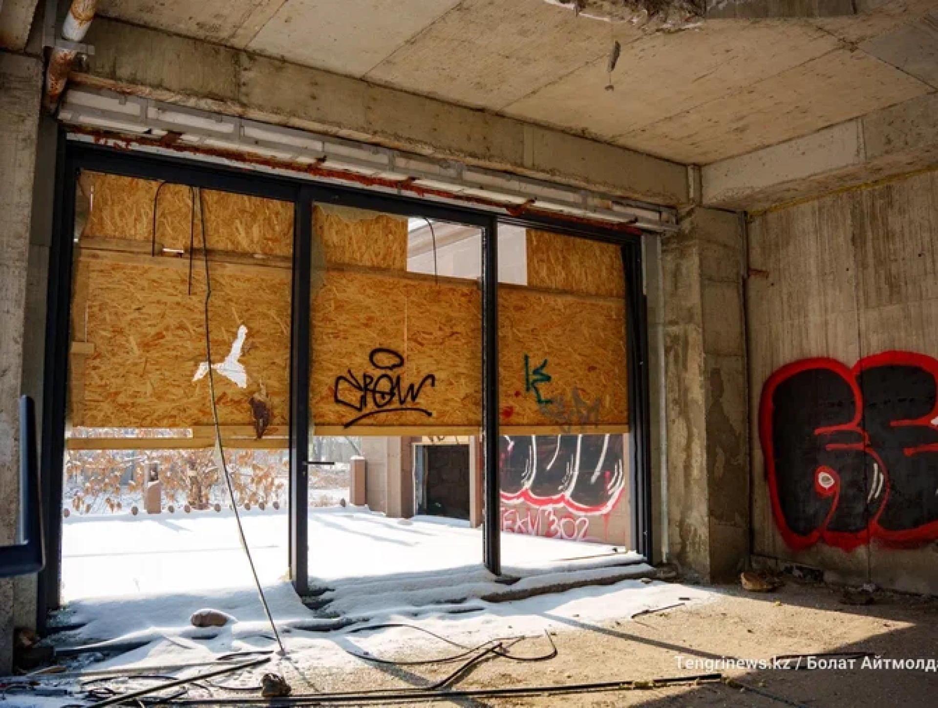 Разгромленный бывший отель Кайрата Сатыбалды, фото внутри
