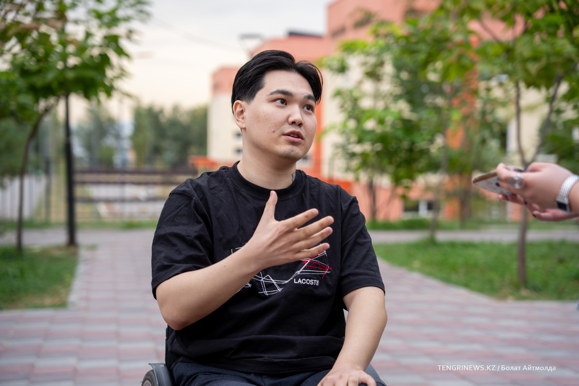 Жумабек Бахтыбаев что-то объясняет