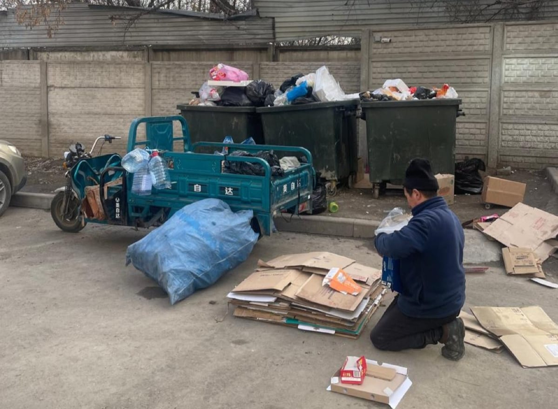 Жанат-ага сортирует мусор