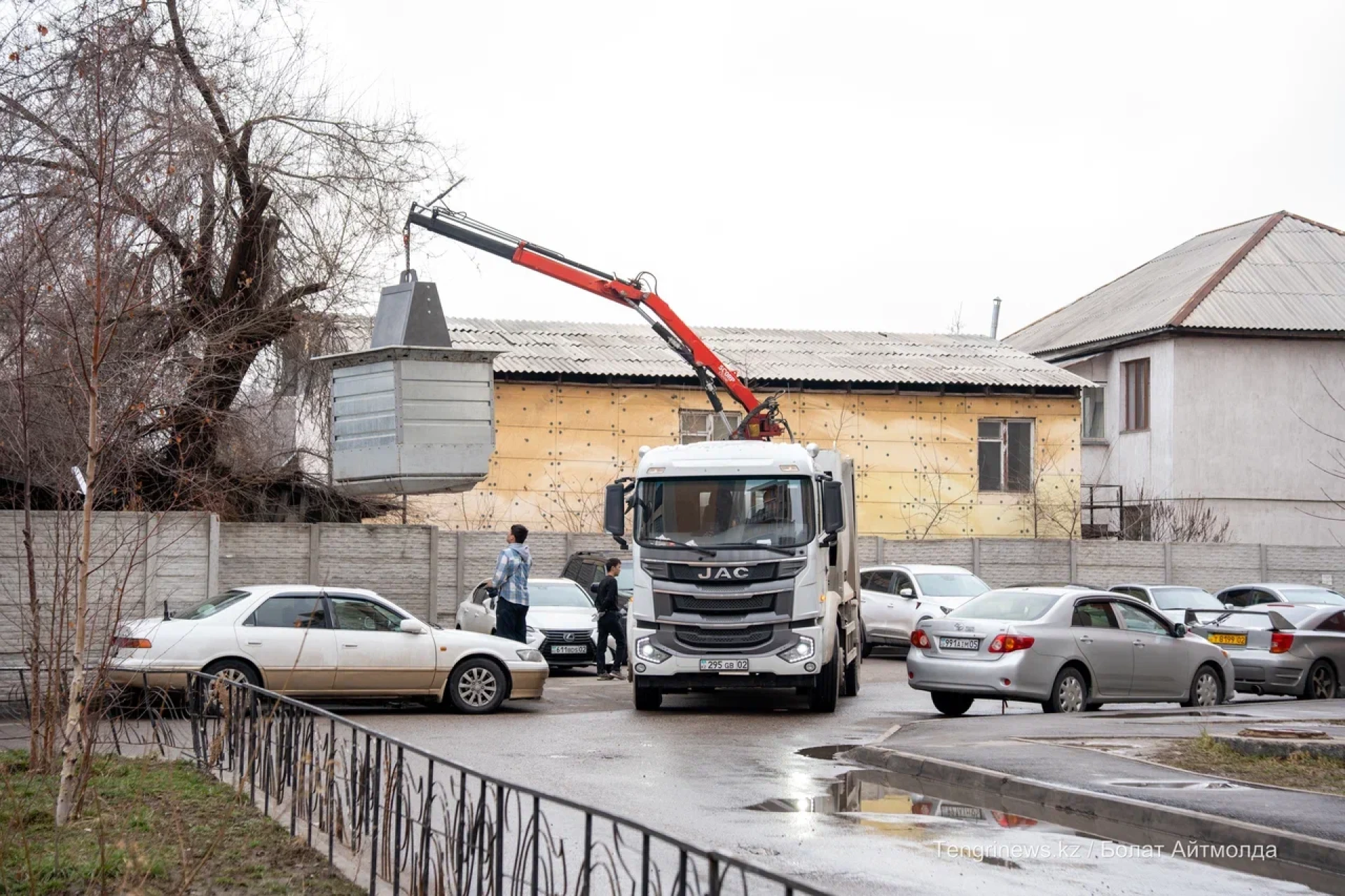 Мусоровоз на территории ЖК