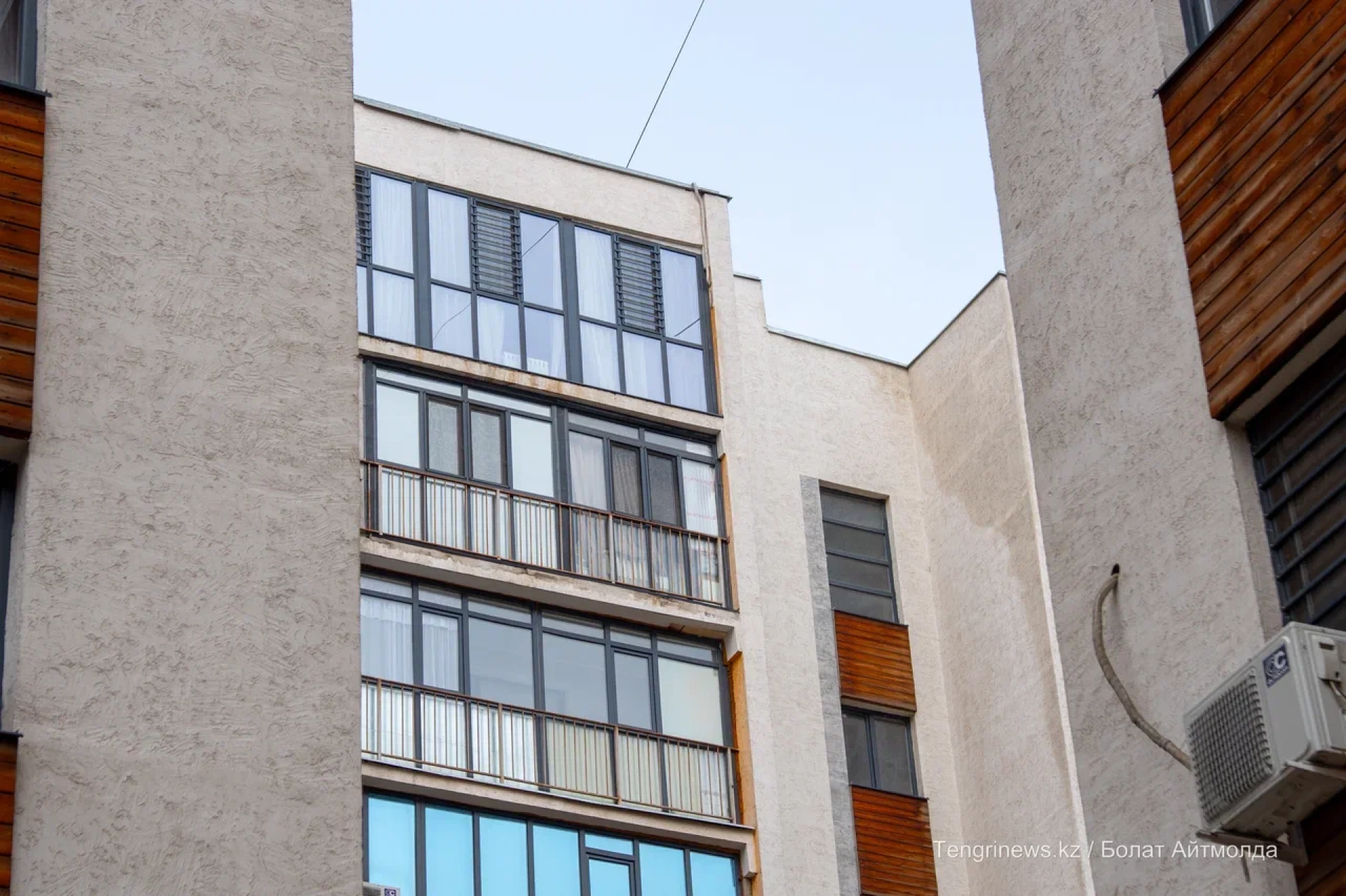 В ЖК "Теремки" текут крыши — мокнут стены