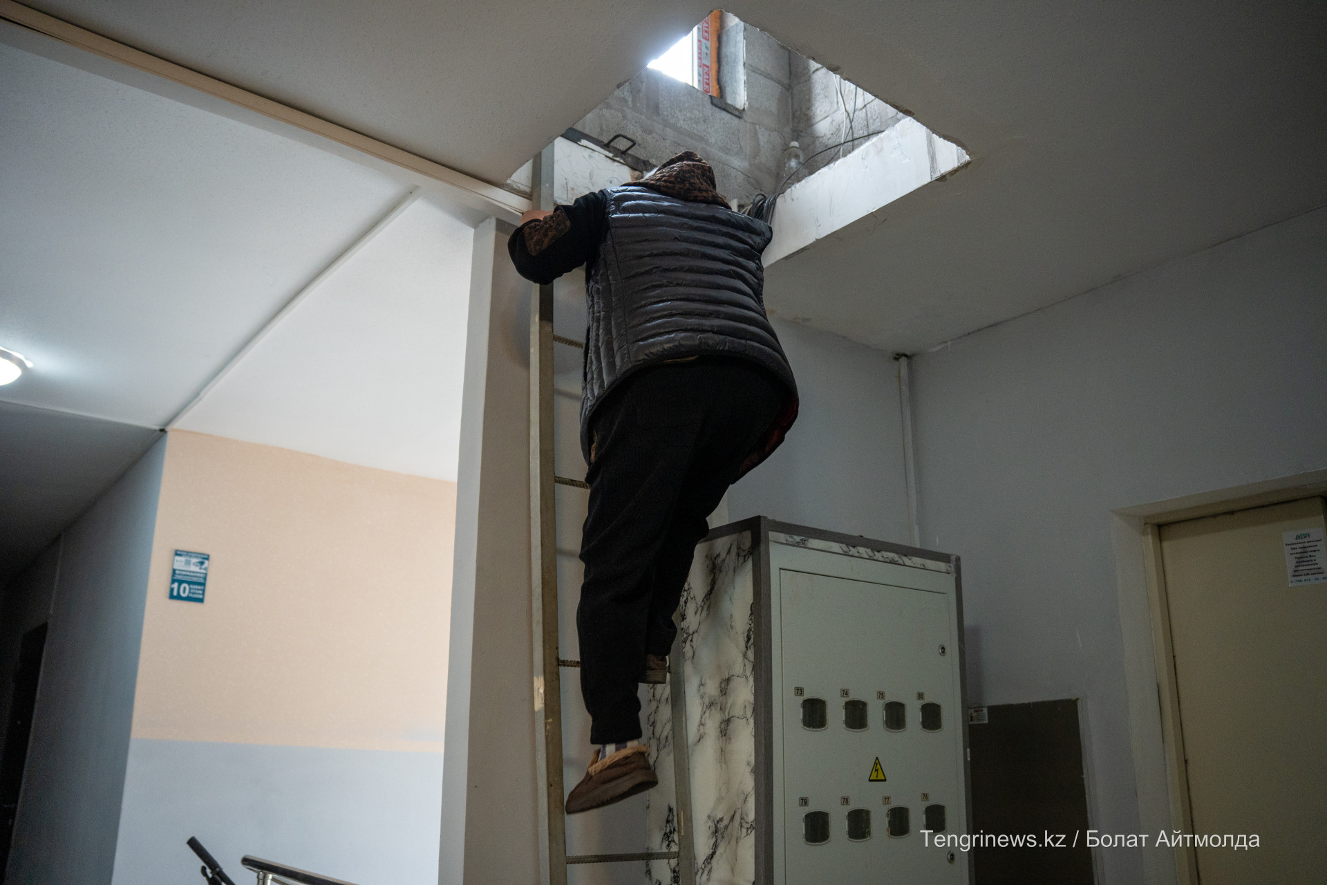 Председатель ОСИ Роза Маманова лезет на крышу дома