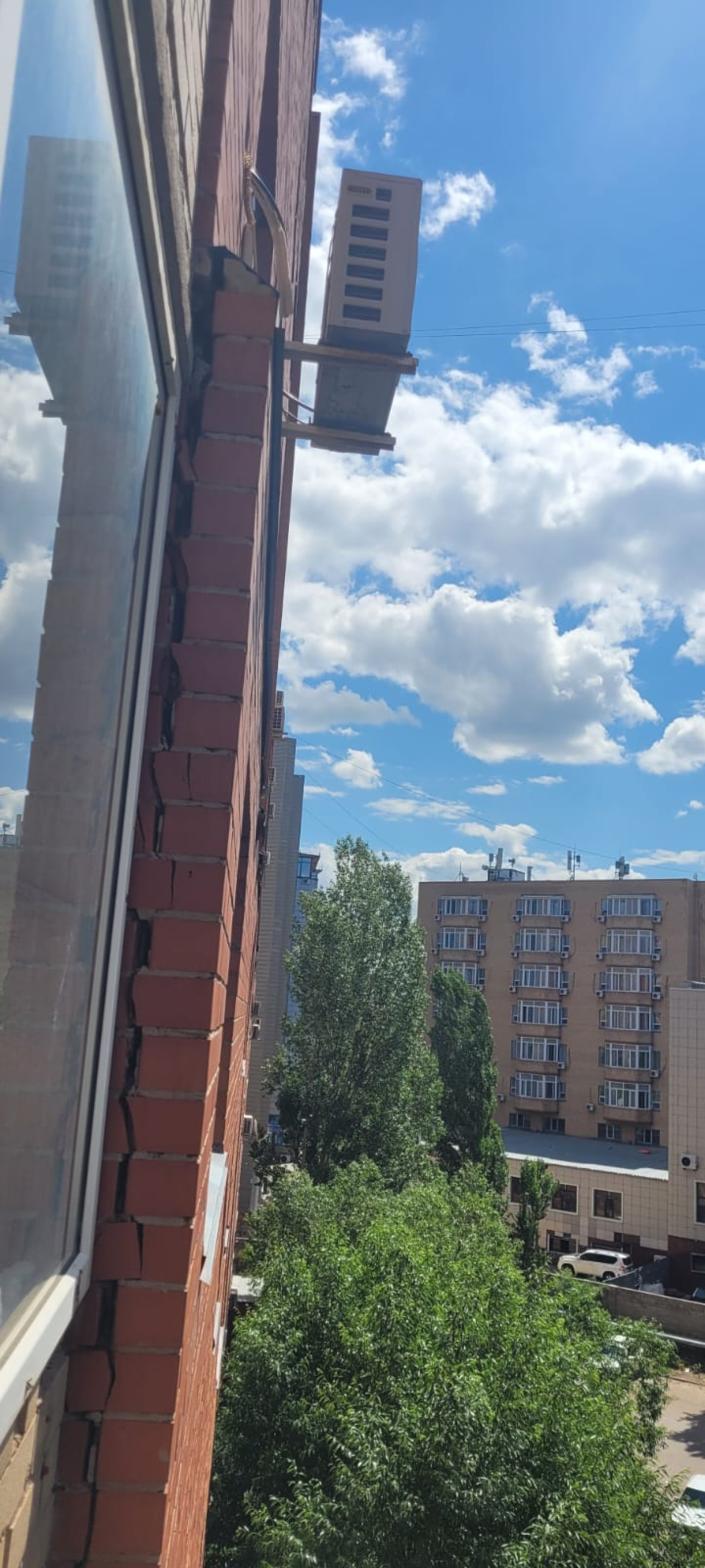Кирпичная облицовка дома вот-вот обрушится