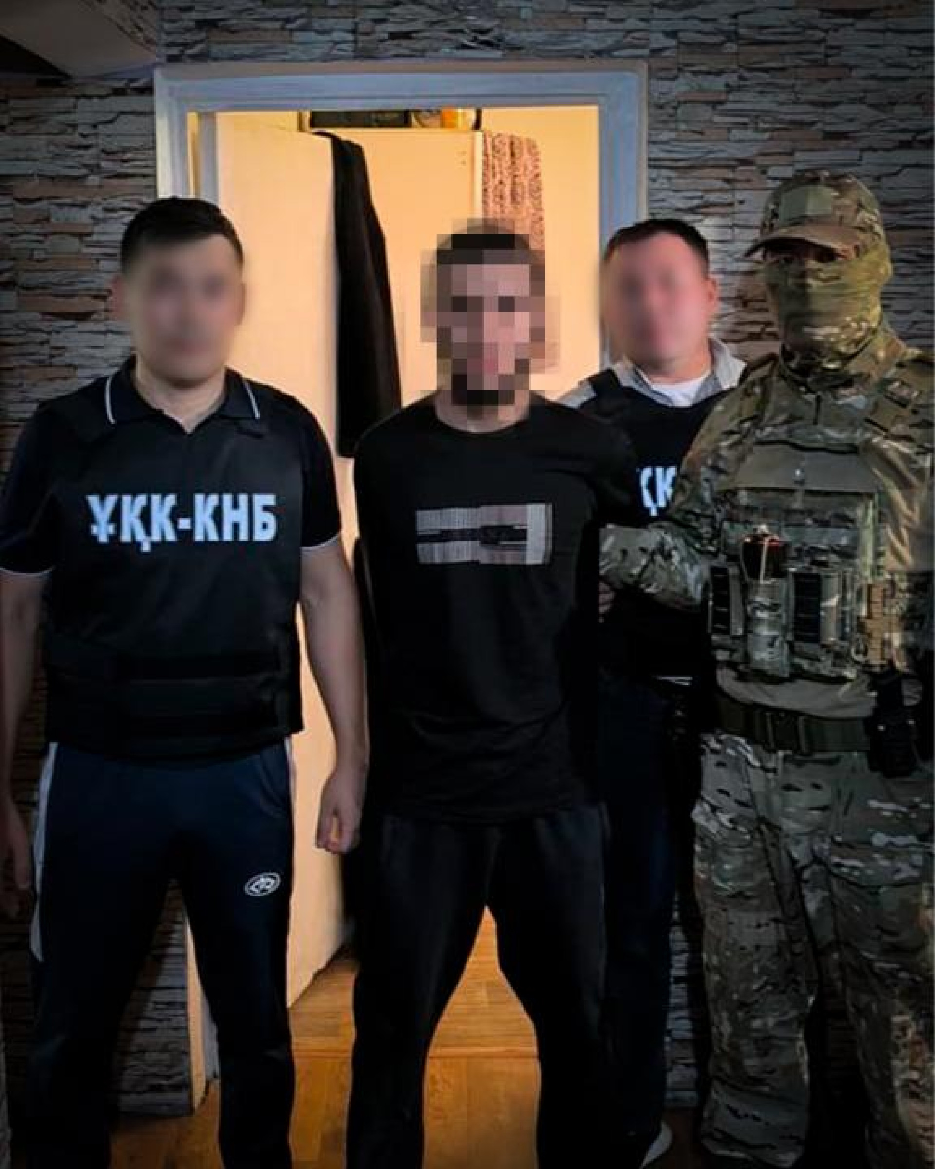 сотрудники КНБ и задержанный